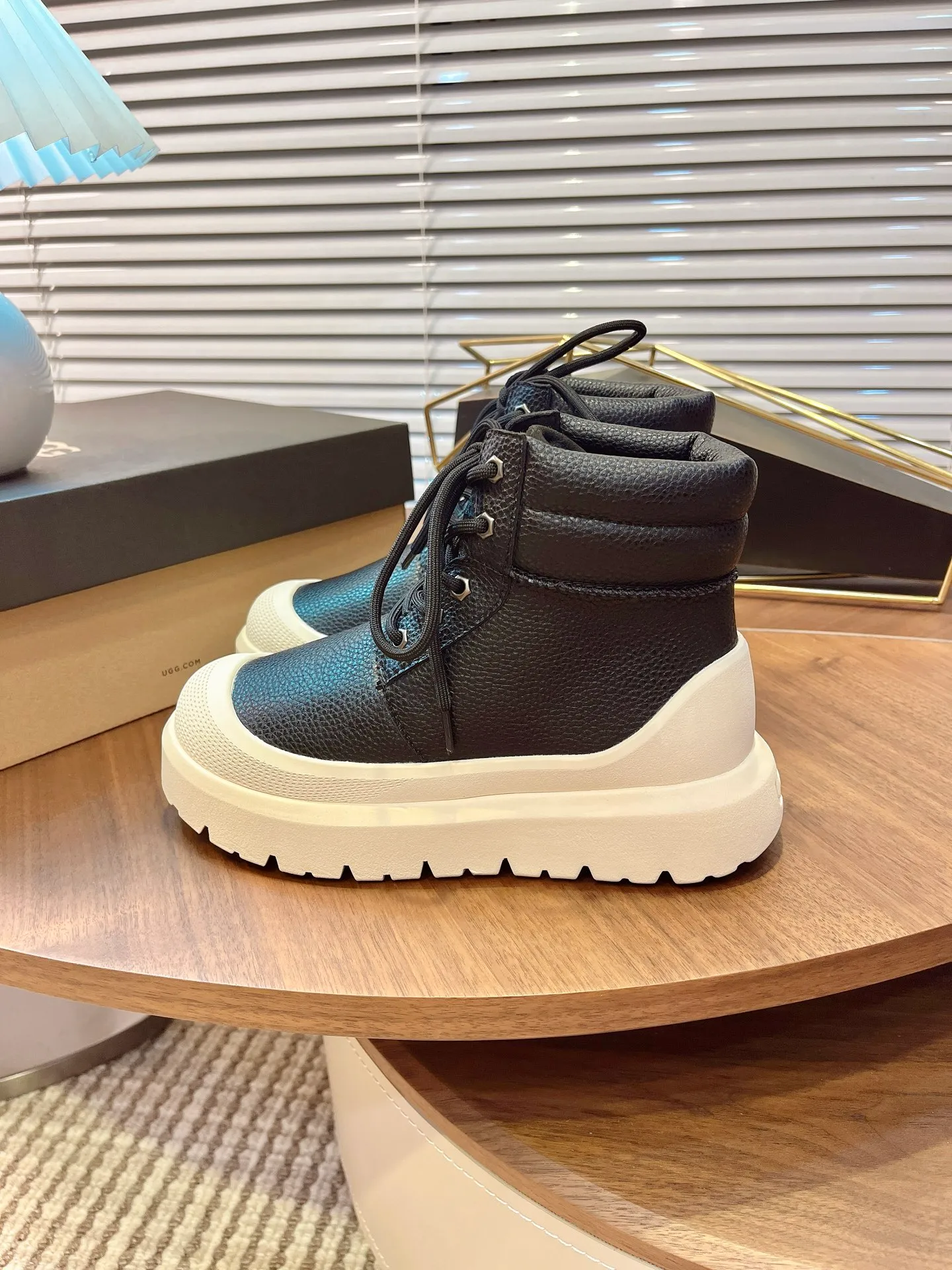 【UGG】 P: 600💰 Couple shoes Size: Women’s size 35-40 / Men’s size 40-44 UGG Tasman Weather Hybrid slip-on snow boots👢 Wang Yibo's same style 👏 adds a large orange sole to the classic Tasman shoe style, functional color contrast design, environmentally friendly waterproof and snowproof material, which has both fashionable and functional attributes. At the same time, it is paired with the new UGG furry shoes Keen's furry color-blocking jacket. Bright orange and maroon collide to create a new light outdoor style and open up a new travel experience in early autumn! Using the best materials, the 17mm fur integrated surface is warmer and breathable, and the outsole is upgraded to a lightweight and wear-resistant light wing technology outsole!